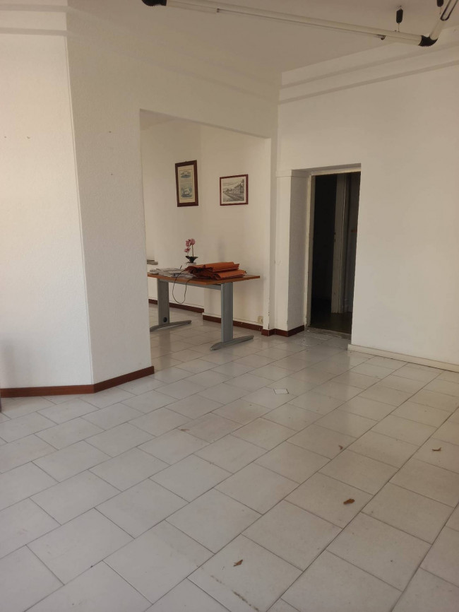 Locale commerciale in vendita a Marchirolo
