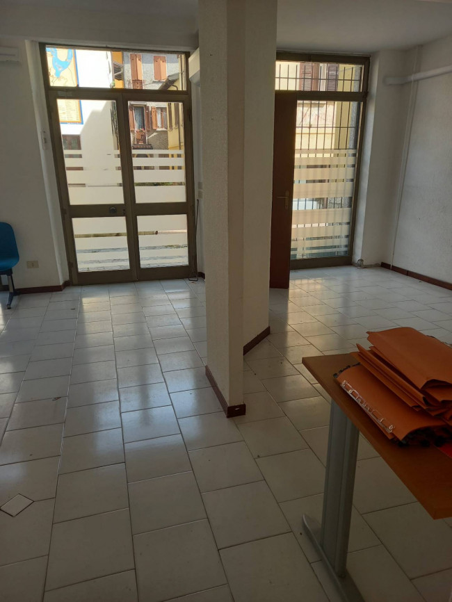 Locale commerciale in vendita a Marchirolo