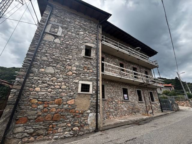 Porzione di Casa Terra / Cielo in vendita a Cuasso al Monte