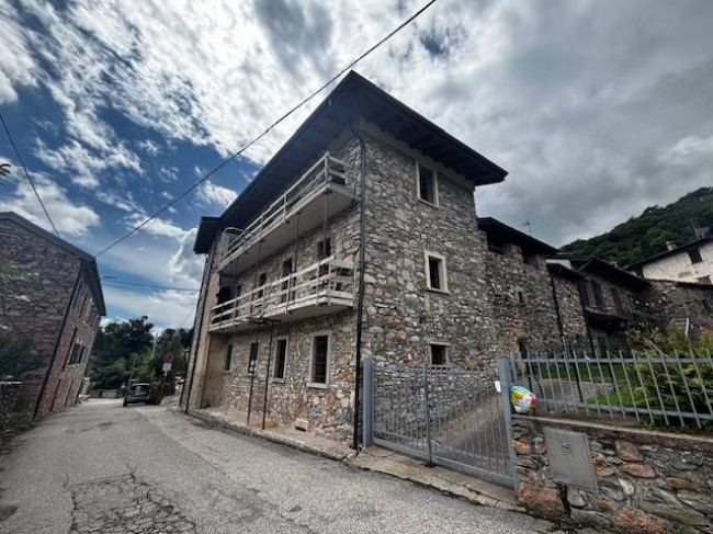 Porzione di Casa Terra / Cielo in vendita a Cuasso al Monte