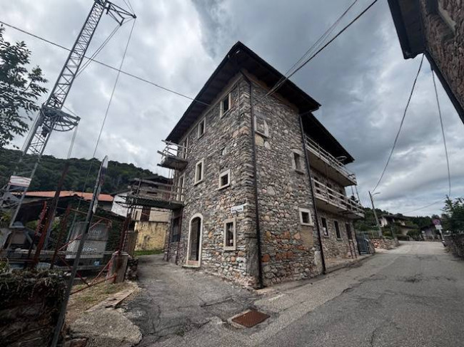 Porzione di Casa Terra / Cielo in vendita a Cuasso al Monte