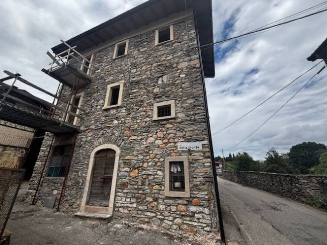 Porzione di Casa Terra / Cielo in vendita a Cuasso al Monte