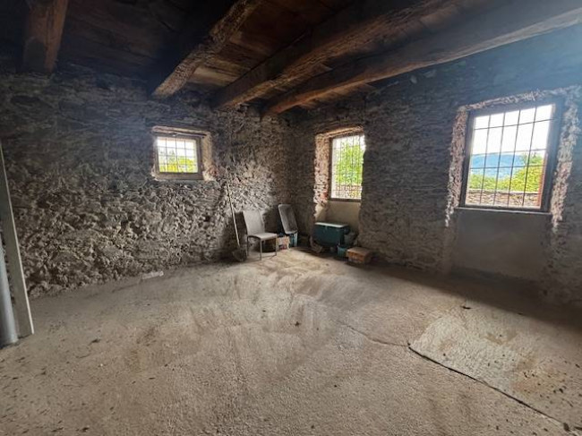 Porzione di Casa Terra / Cielo in vendita a Cuasso al Monte