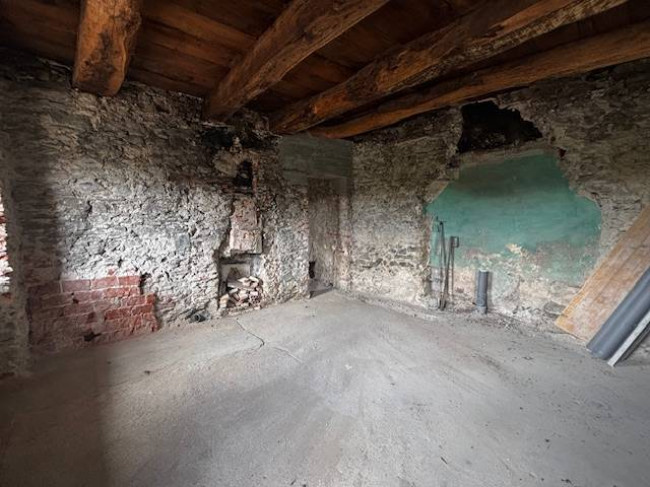 Porzione di Casa Terra / Cielo in vendita a Cuasso al Monte