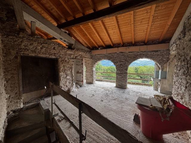Porzione di Casa Terra / Cielo in vendita a Cuasso al Monte