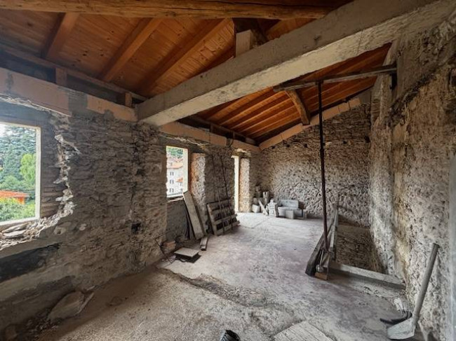 Porzione di Casa Terra / Cielo in vendita a Cuasso al Monte