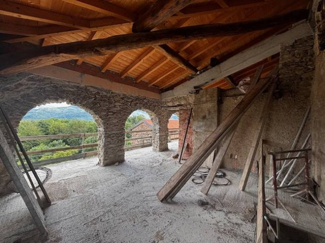 Porzione di Casa Terra / Cielo in vendita a Cuasso al Monte