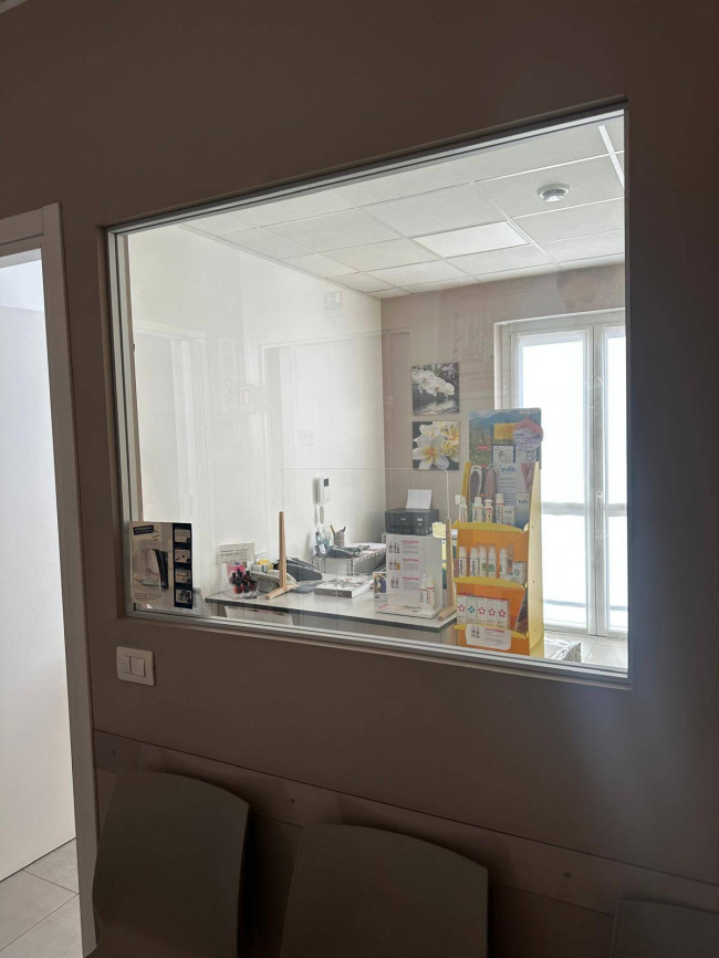 Locale commerciale in affitto a Castronno