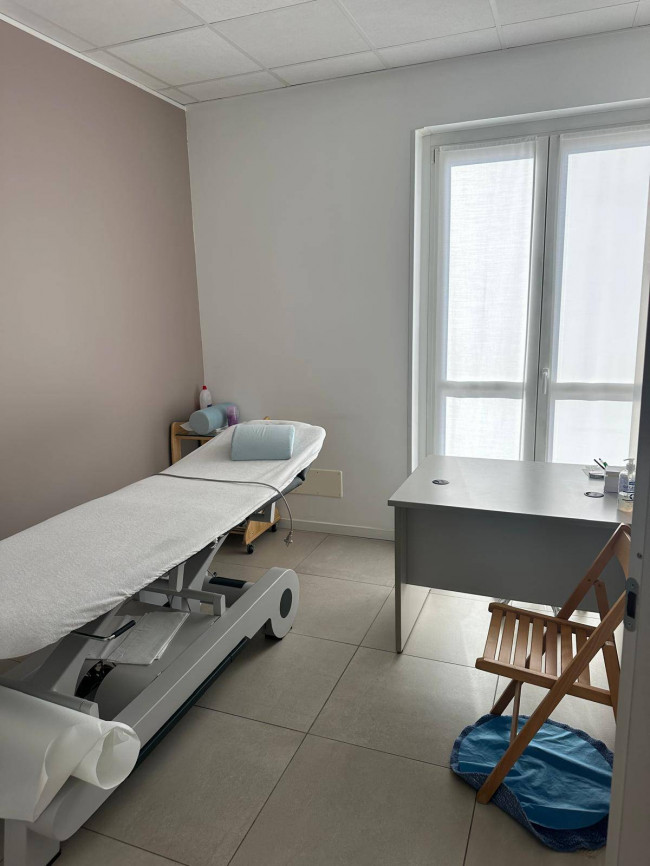 Locale commerciale in affitto a Castronno