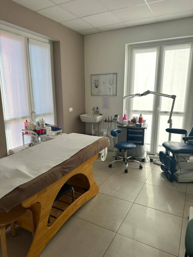 Locale commerciale in affitto a Castronno