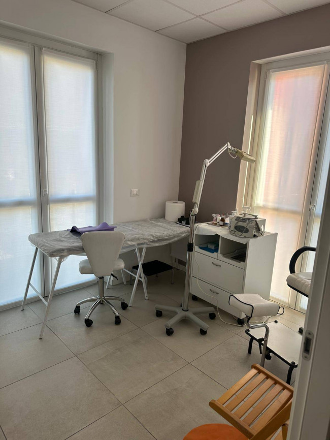 Locale commerciale in affitto a Castronno