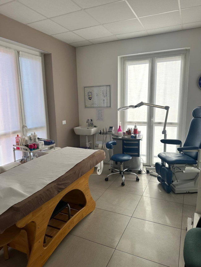 Locale commerciale in affitto a Castronno