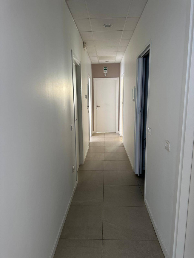 Locale commerciale in affitto a Castronno