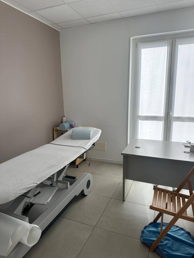 Locale commerciale in affitto a Castronno