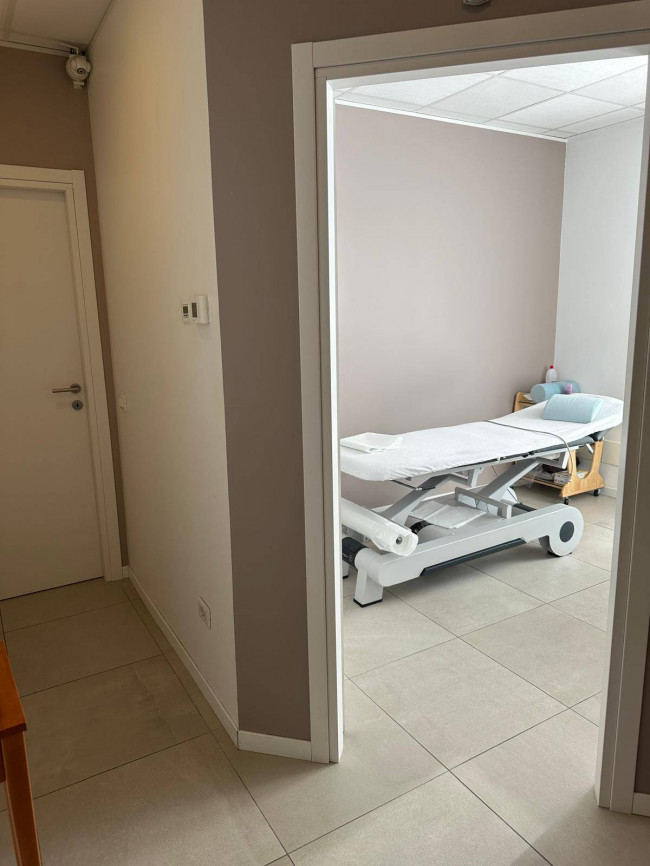 Locale commerciale in affitto a Castronno