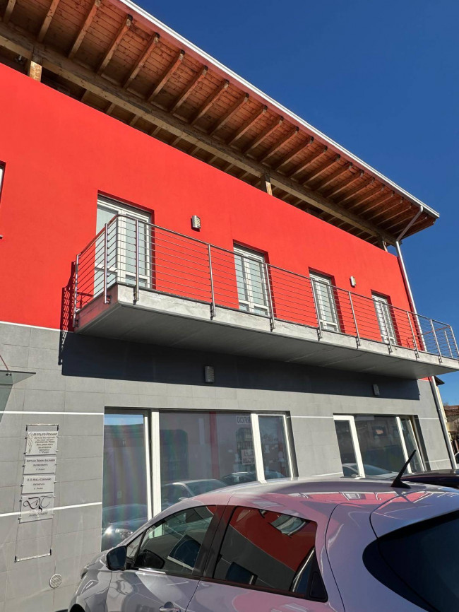 Locale commerciale in affitto a Castronno