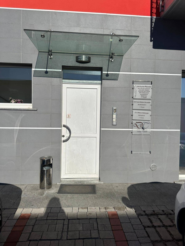 Locale commerciale in affitto a Castronno