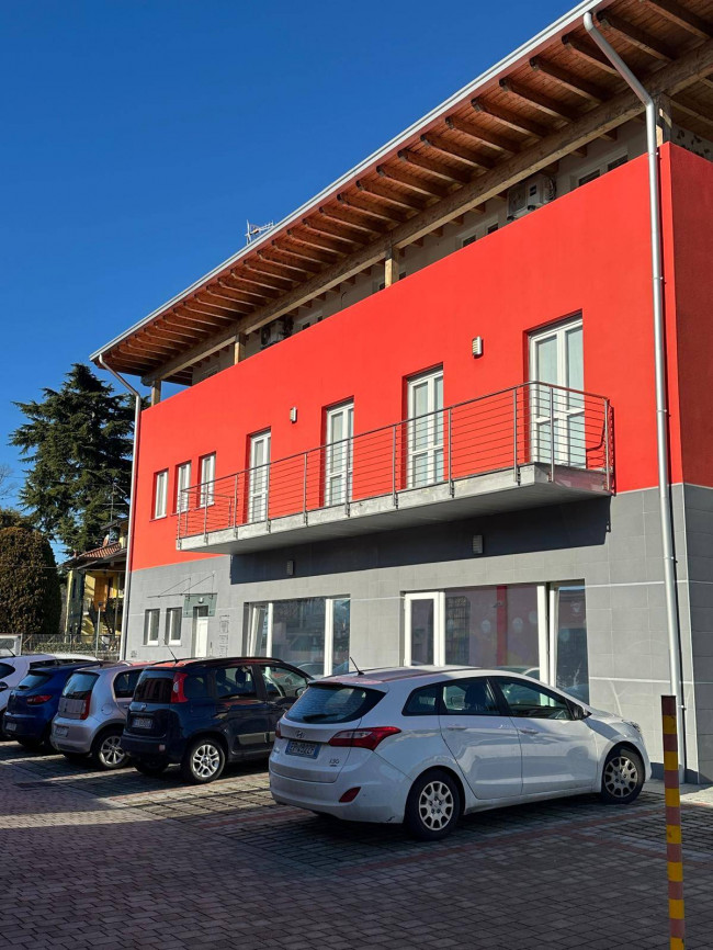 Locale commerciale in affitto a Castronno