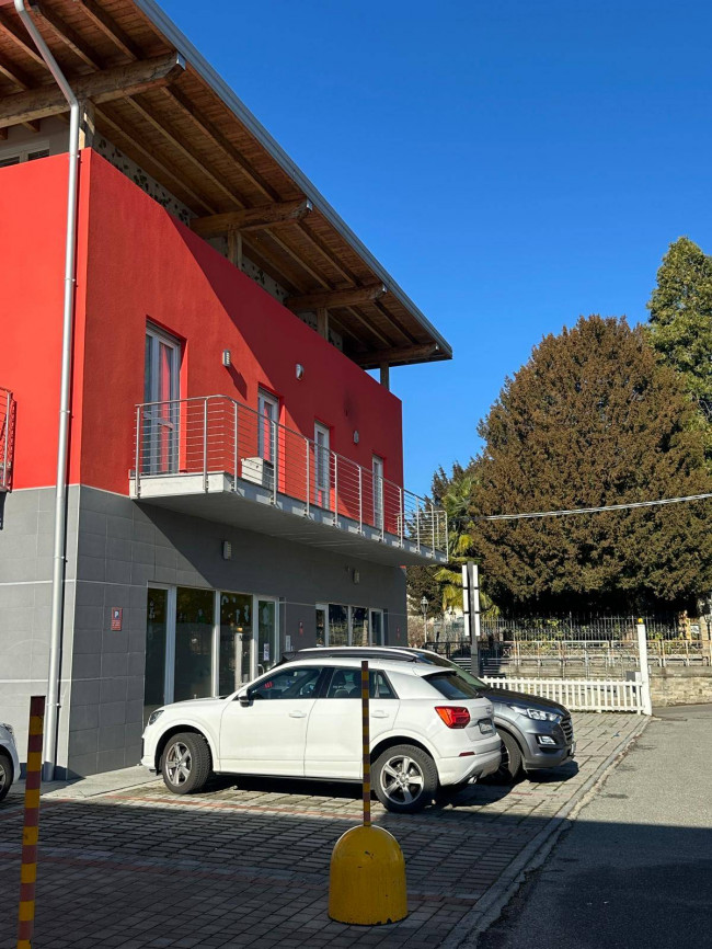 Locale commerciale in affitto a Castronno