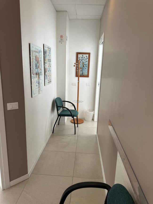 Locale commerciale in affitto a Castronno