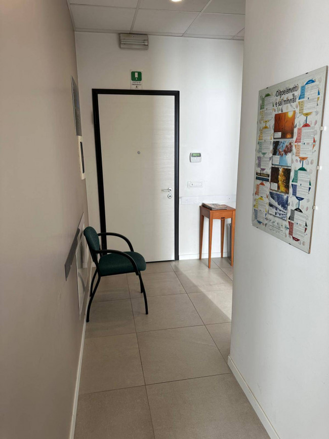 Locale commerciale in affitto a Castronno