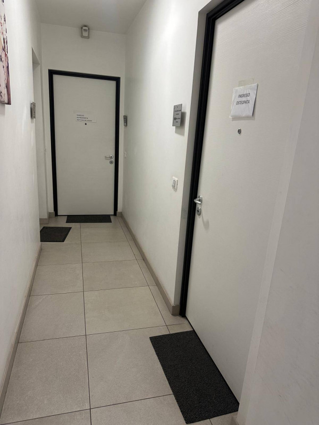 Locale commerciale in affitto a Castronno