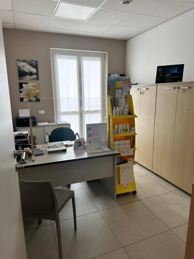 Locale commerciale in affitto a Castronno