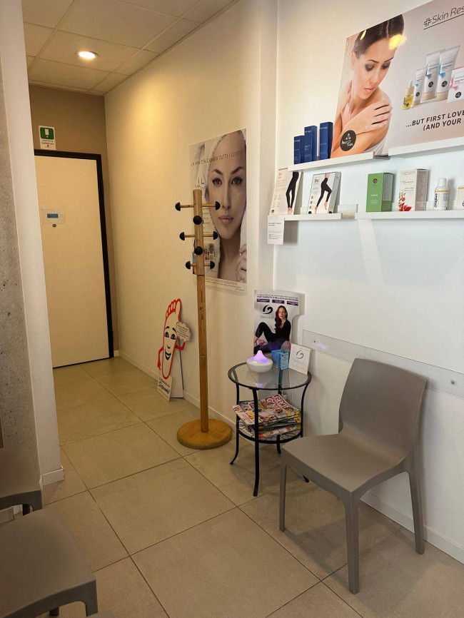 Locale commerciale in affitto a Castronno