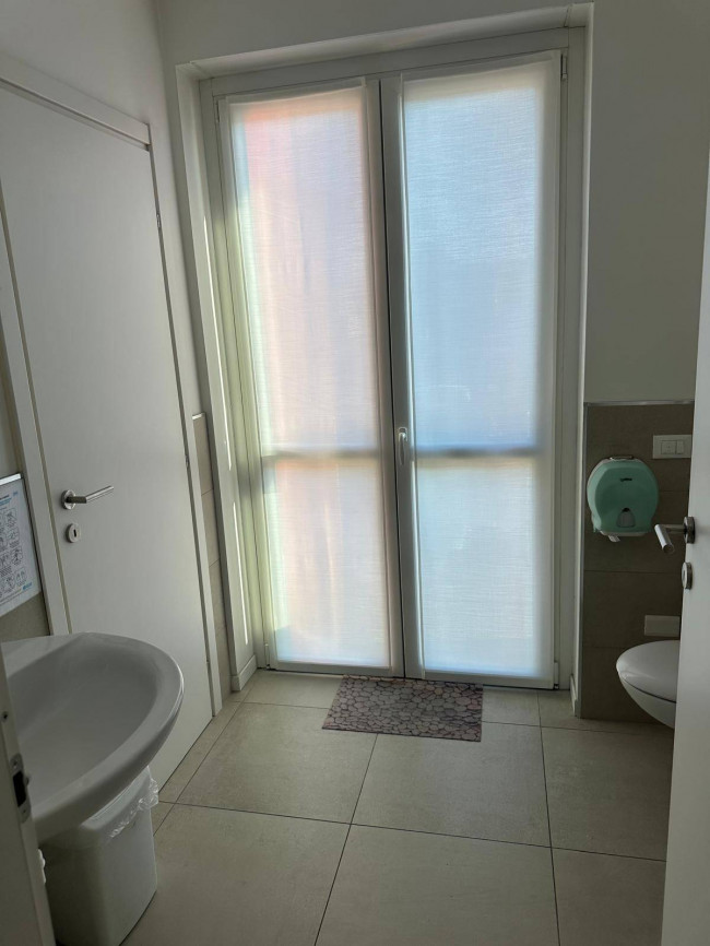 Locale commerciale in affitto a Castronno