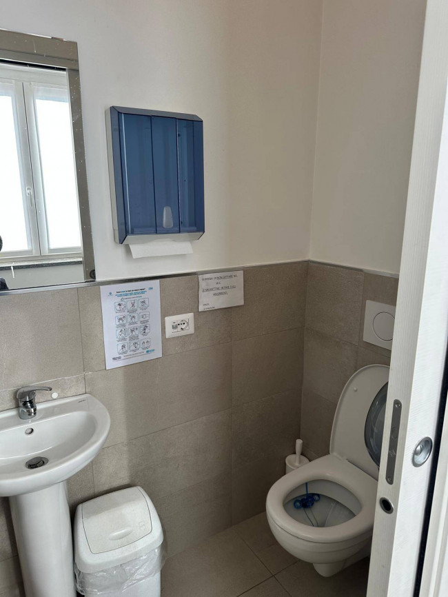 Locale commerciale in affitto a Castronno