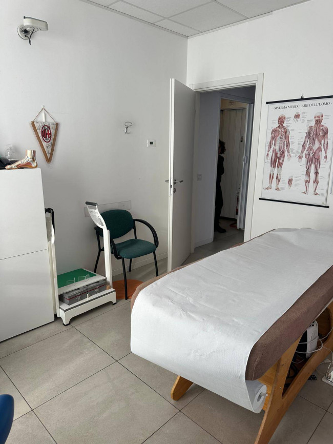 Locale commerciale in affitto a Castronno