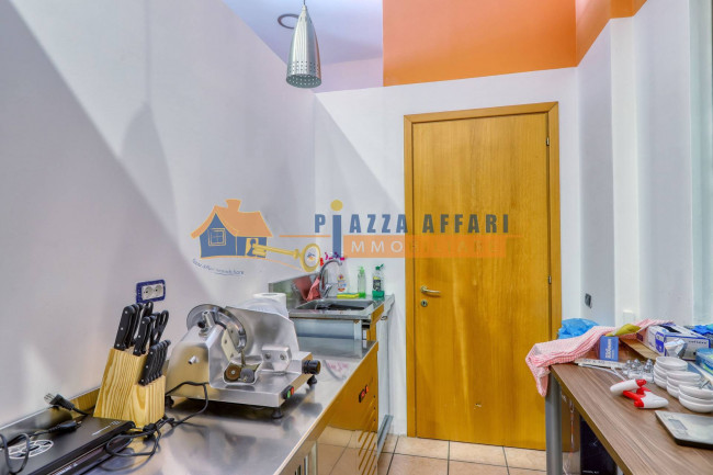Locale commerciale in vendita a Jerago con Orago