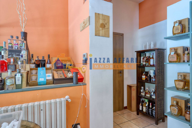 Locale commerciale in vendita a Jerago con Orago