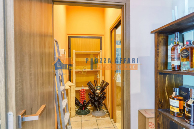 Locale commerciale in vendita a Jerago con Orago