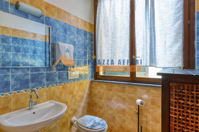 Locale commerciale in vendita a Jerago con Orago