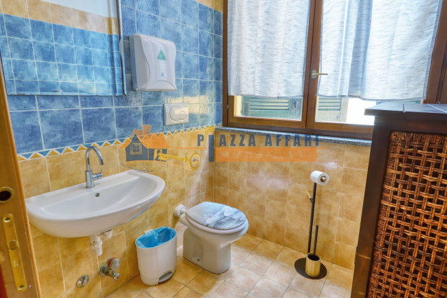 Locale commerciale in vendita a Jerago con Orago