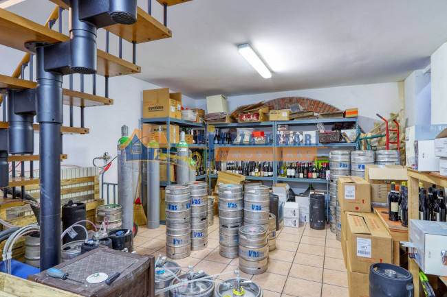 Locale commerciale in vendita a Jerago con Orago