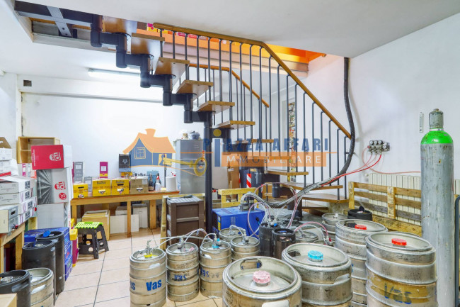 Locale commerciale in vendita a Jerago con Orago