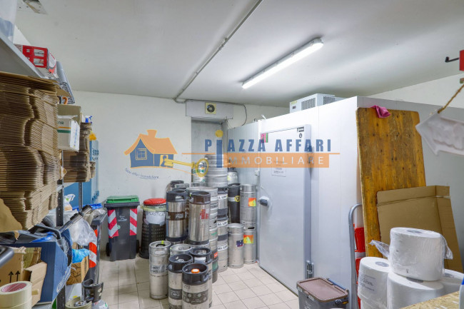Locale commerciale in vendita a Jerago con Orago