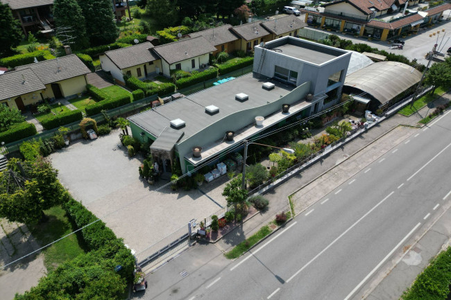 Locale commerciale in vendita a Marchirolo