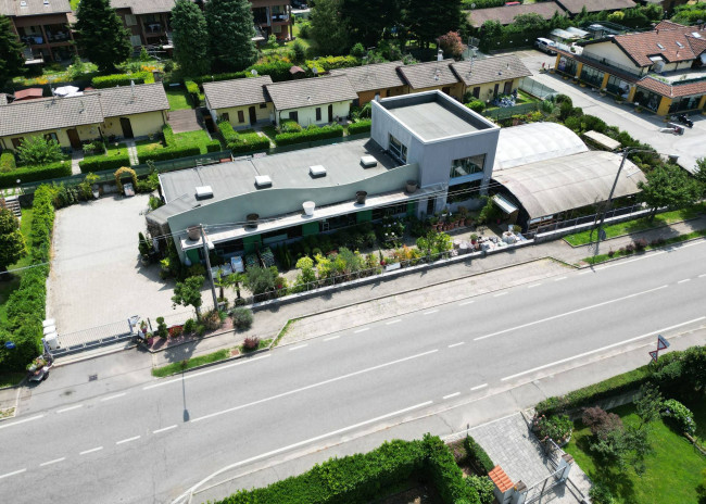 Locale commerciale in vendita a Marchirolo