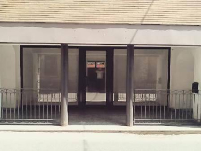 Locale commerciale in vendita a Porto Ceresio