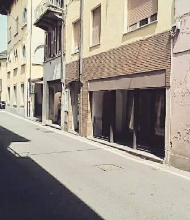 Locale commerciale in vendita a Porto Ceresio