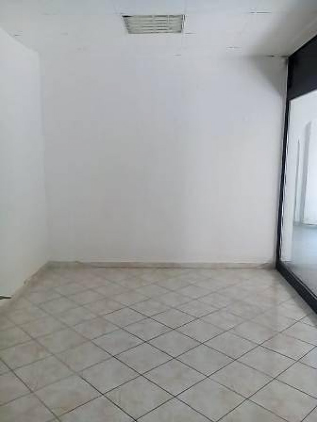 Locale commerciale in vendita a Porto Ceresio