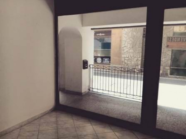 Locale commerciale in vendita a Porto Ceresio