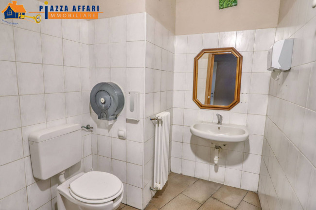 Locale commerciale in vendita a Lavena Ponte Tresa