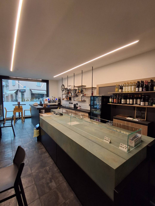 Attività commerciale in vendita a Lavena Ponte Tresa