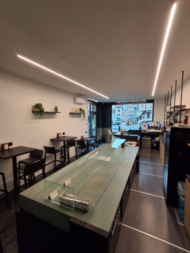 Attività commerciale in vendita a Lavena Ponte Tresa