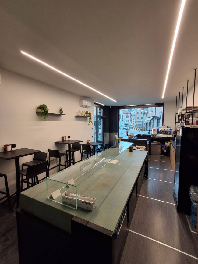 Attività commerciale in vendita a Lavena Ponte Tresa