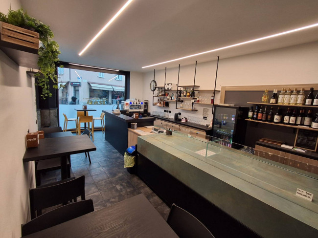 Attività commerciale in vendita a Lavena Ponte Tresa